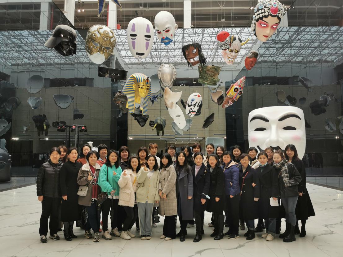 关爱妇女庆节日  参观西影博物馆