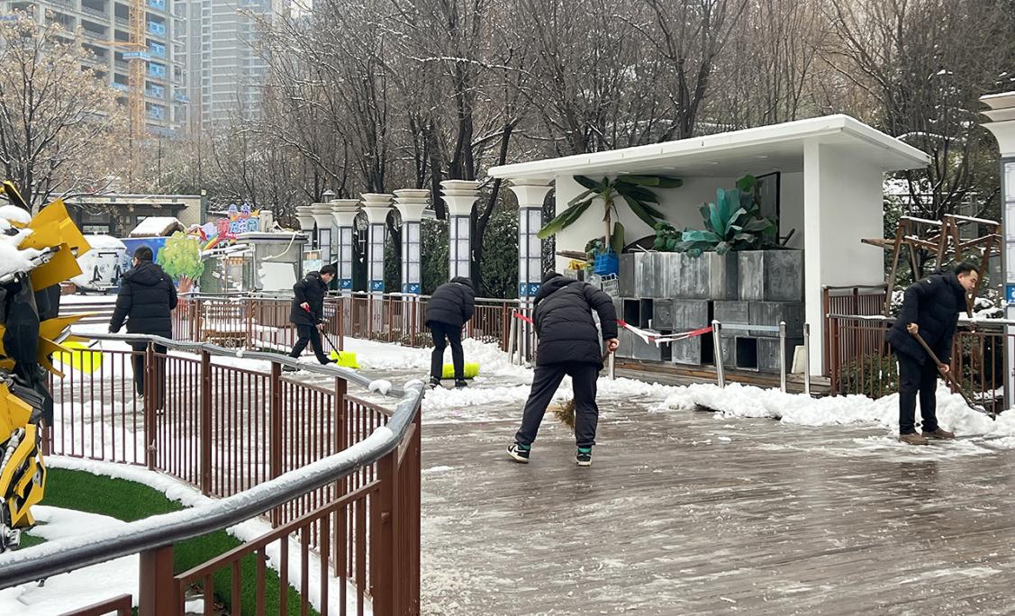 清冰扫雪暖人心 迎风战寒显担当