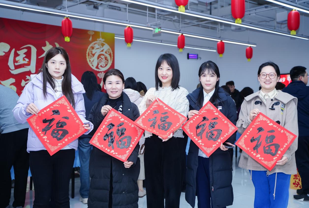 墨香四溢迎新春 工会送福暖人心