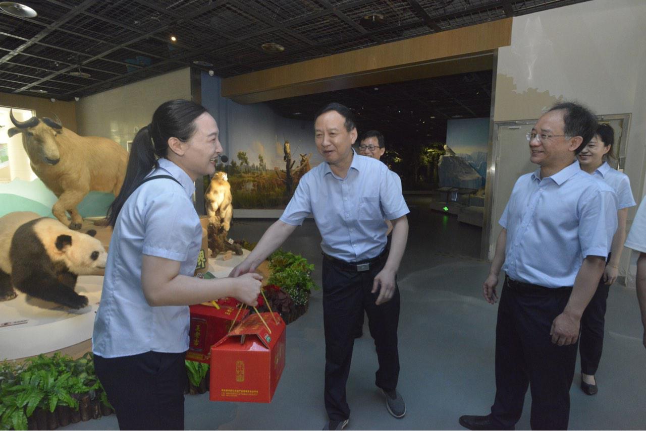 炎炎夏日送清凉   滴滴关怀暖人心